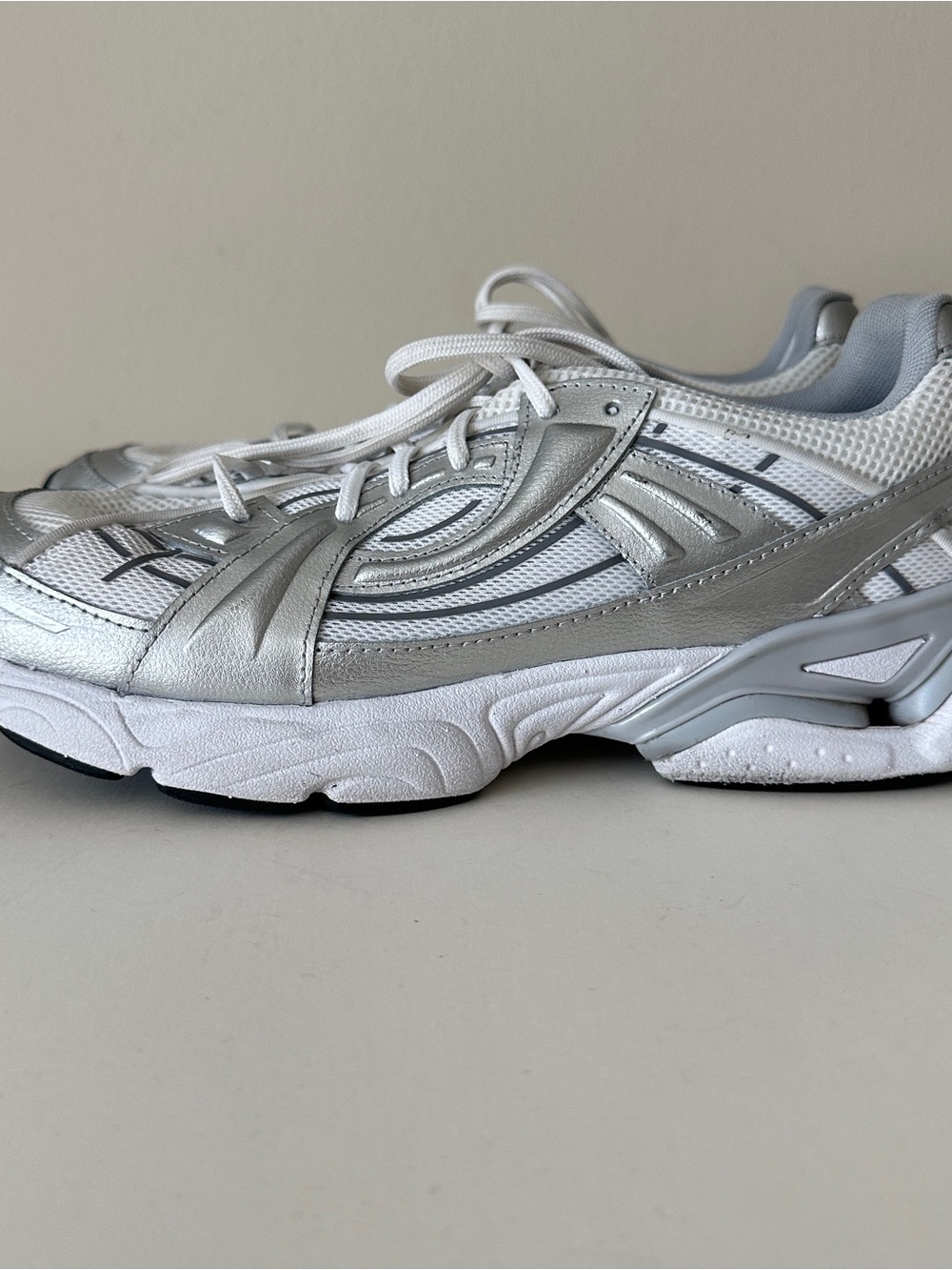 NEW Under Armour Sola Unisex Silver and White Athletic Sneakers, Sz M9.5/W11